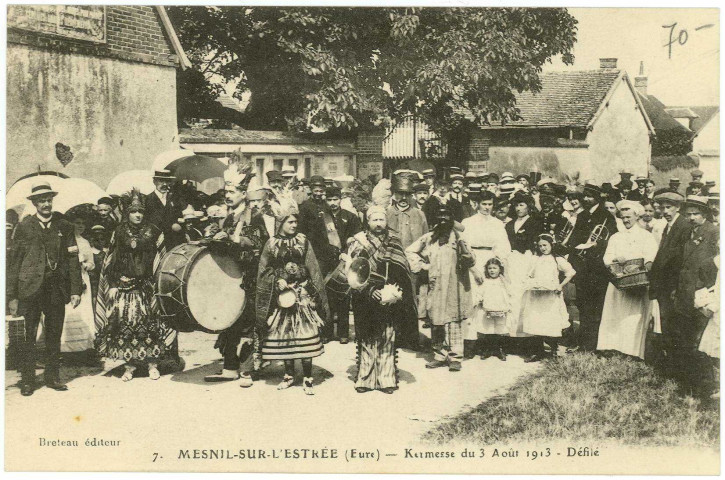 Mesnil-sur-l'Estrée (Le). Kermesse du 3 Août 1913 - Défilé.