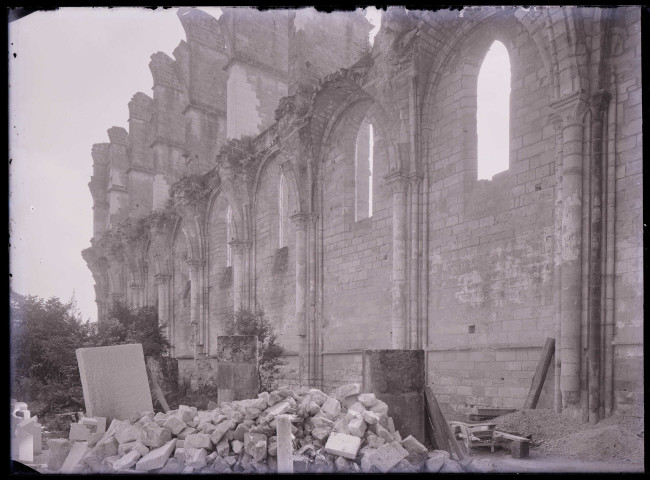 Ruines et vestiges de l'ancienne abbaye de Longpont (Aisne).