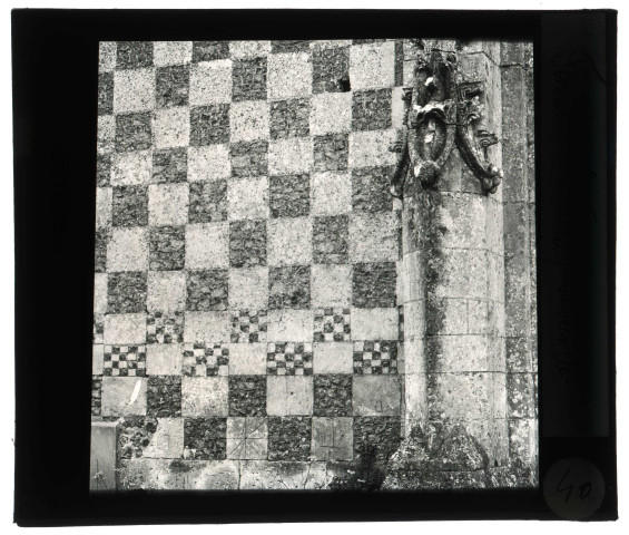 Église du Favril (Eure), appareillage en damier.