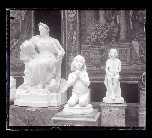Collection de statues exposée au musée du Luxembourg de Paris (Seine).