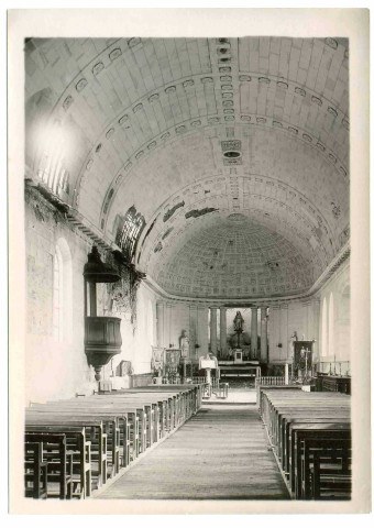 Intérieur de l'église Saint-Julien de Bois-Normand-près-Lyre (Eure, France)