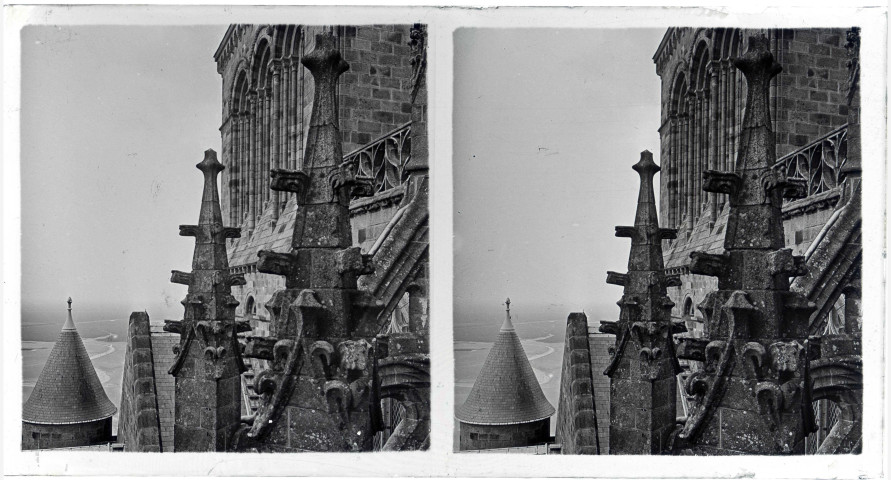 Détail des pinacles de l'église abbatiale avec vue sur la baie du Mont-Saint-Michel (Manche).