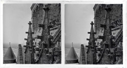 Détail des pinacles de l'église abbatiale avec vue sur la baie du Mont-Saint-Michel (Manche).