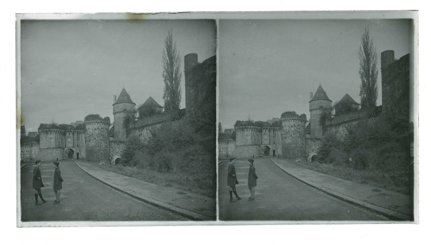 Porte Saint-Sulpice avec tours extra-muros de Fougères (Ille-et-Vilaine).