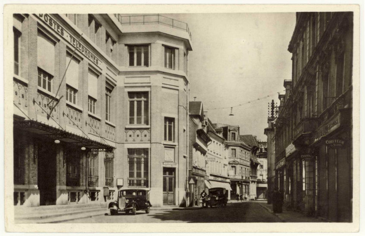 Evreux-Ville. La Grande Poste et la rue Grande.