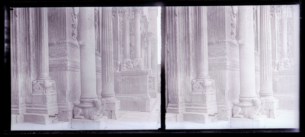 Entrée de bâtiment à colonnes ornementées d'animaux, à Arles (Bouches-du-Rhône).