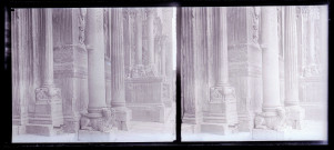 Entrée de bâtiment à colonnes ornementées d'animaux, à Arles (Bouches-du-Rhône).