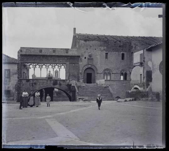 Villageois sur une place sicilienne.