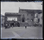 Villageois sur une place sicilienne.