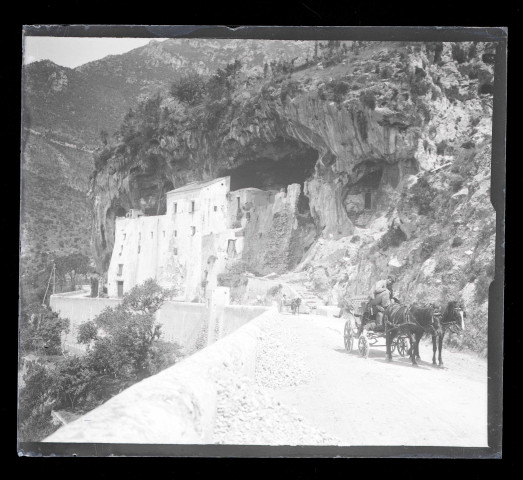 Maisons adossées à la montagne en Sicile (Italie).