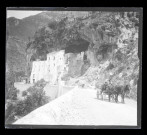 Maisons adossées à la montagne en Sicile (Italie).
