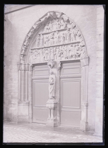 Portail de l'abbatiale de Mouzon (Ardennes).