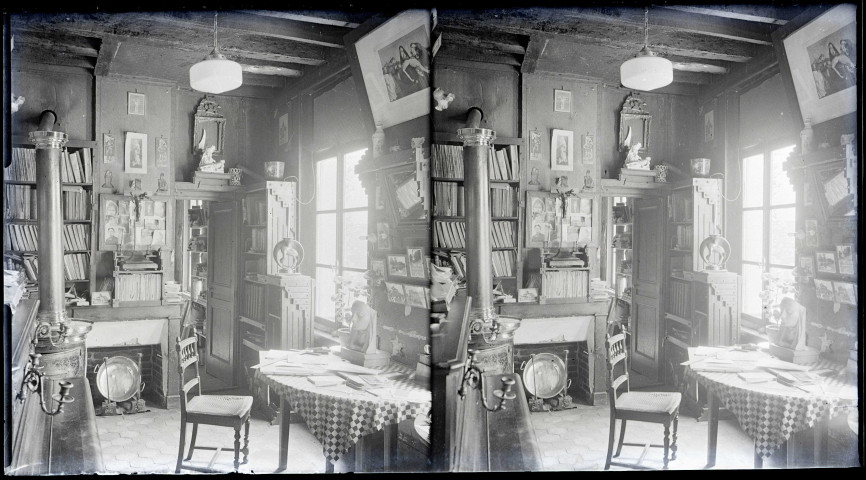 Salon avec piano, probablement du presbytère de Rosay-sur-Lieure (Eure).