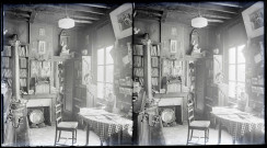 Salon avec piano, probablement du presbytère de Rosay-sur-Lieure (Eure).