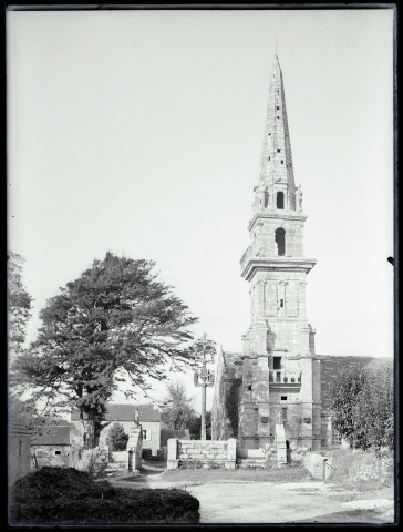 Église bretonne et calvaire.