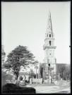 Église bretonne et calvaire.