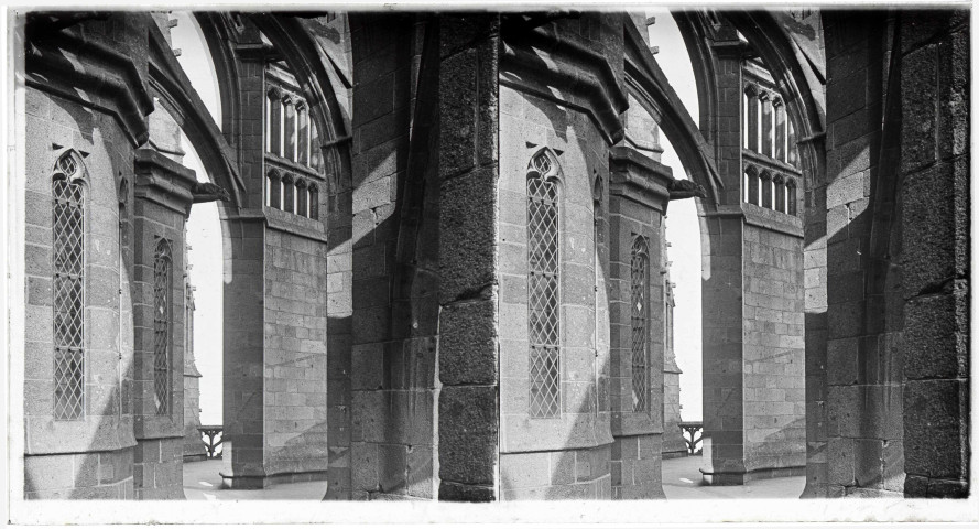 Détail de la façade et de la terrasse de l'église abbatiale du Mont-Saint-Michel (Manche).