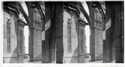 Détail de la façade et de la terrasse de l'église abbatiale du Mont-Saint-Michel (Manche).