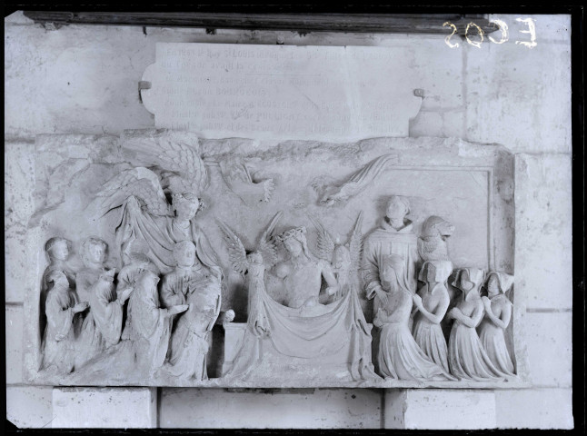 Bas-relief de l'église d'Écos (Eure).