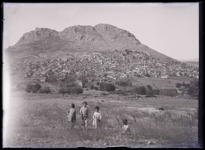 Vue générale du bourg, du catholicossat et de la citadelle de Kozan (Sis) (Turquie) (notice PA).