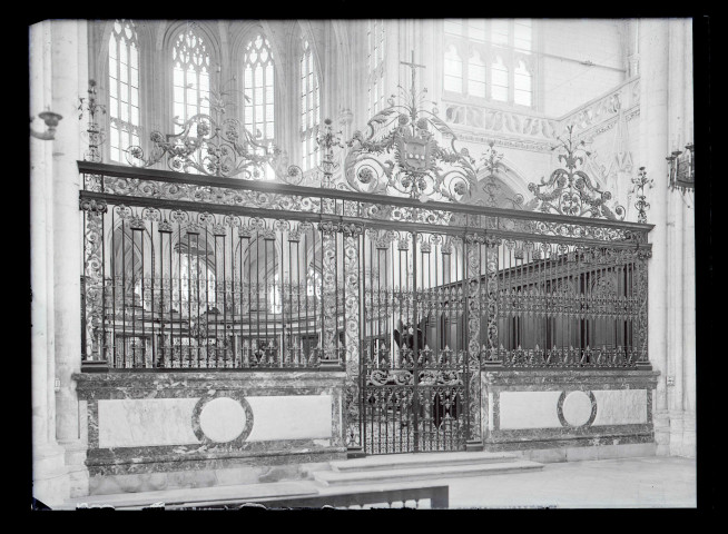 Grille centrale en fer forgé du chœur de l'église de Saint-Riquier (Somme).