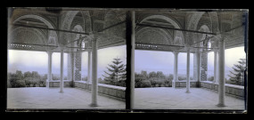 Terrasse couverte par des plafonds en arcades ornementés.