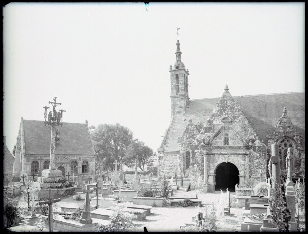 Église bretonne, calvaire et cimetière.