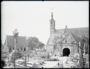 Église bretonne, calvaire et cimetière.