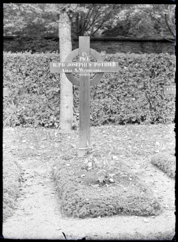 Tombe du père abbé dom Joseph Pothier, premier abbé de la communauté relevée au rang d'abbaye en 1898, dans le cimetière de l'abbaye Notre-Dame de Fontenelle de Saint-Wandrille-Rançon (Seine-Maritime).
