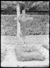 Tombe du père abbé dom Joseph Pothier, premier abbé de la communauté relevée au rang d'abbaye en 1898, dans le cimetière de l'abbaye Notre-Dame de Fontenelle de Saint-Wandrille-Rançon (Seine-Maritime).