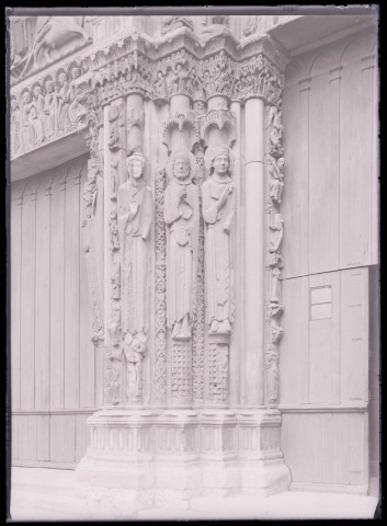 Portail à voussures ornementées de la cathédrale Notre-Dame de Chartres (Eure-et-Loir).