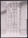 Portail à voussures ornementées de la cathédrale Notre-Dame de Chartres (Eure-et-Loir).