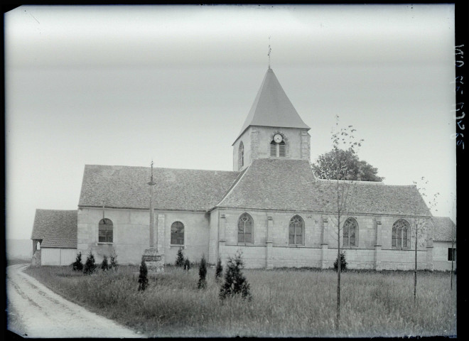 Vue générale de l'église de Notre-Dame-de-l'Isle (Eure).