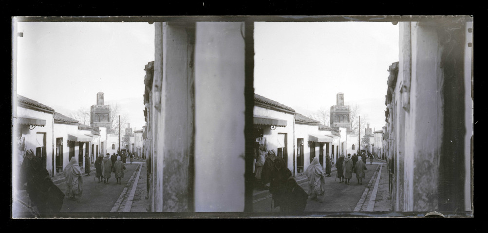 Bédouins dans les ruelles d'un souk en Algérie.