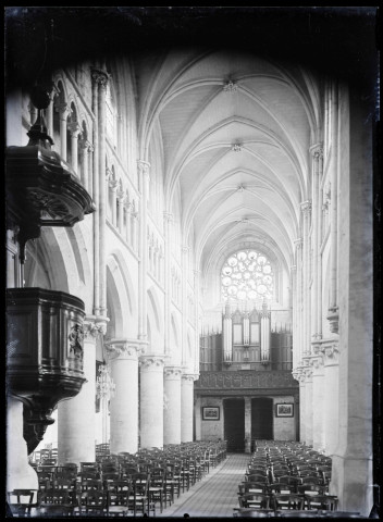 Nef et buffet d'orgues de l'abbaye de la Trinité de Fécamp (Seine-Maritime).
