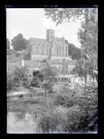 Église fortifiée à tour carrée.