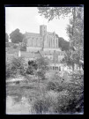 Église fortifiée à tour carrée.