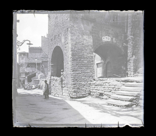 Maison avec passage sous arcades d'une ville italienne.