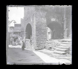 Maison avec passage sous arcades d'une ville italienne.