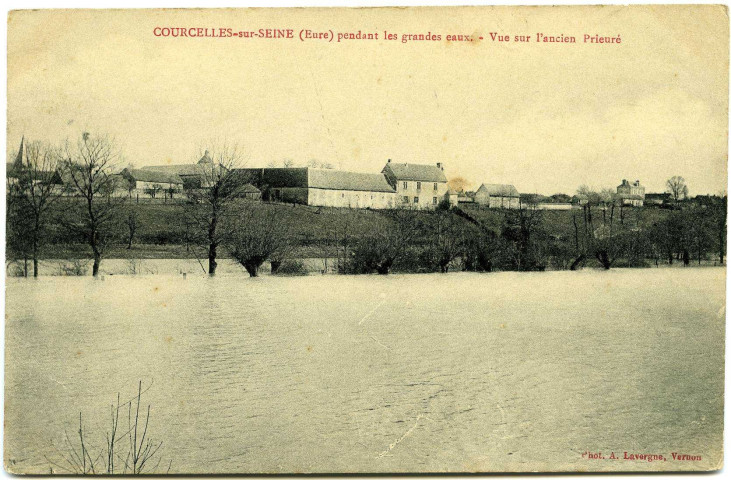 Courcelles-sur-Seine. Courcelles-sur-Seine pendant les grandes eaux. - Vue de l'ancien Prieuré.