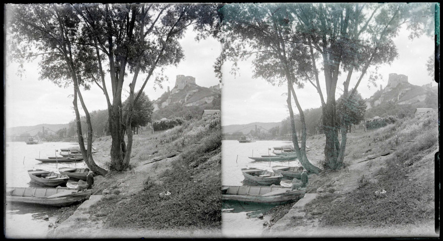 Barque à quai sur le bord de la Seine aux Andelys (Eure) avec vue sur le Château Gaillard.