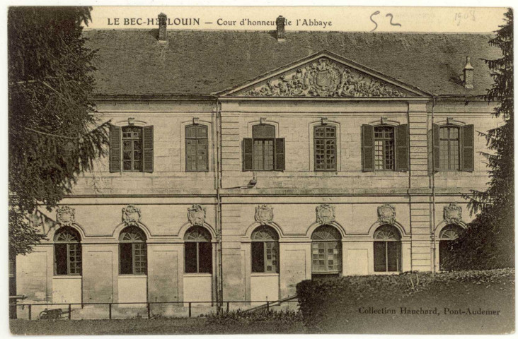 Bec-Hellouin (Le). Cour d'honneur de l'Abbaye.