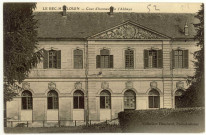 Bec-Hellouin (Le). Cour d'honneur de l'Abbaye.