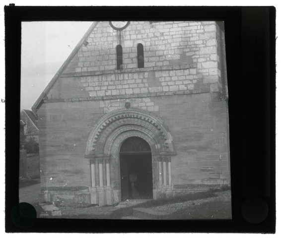 Église de Saint-Cyr-la-Campagne (Eure), façade et portail ouest.