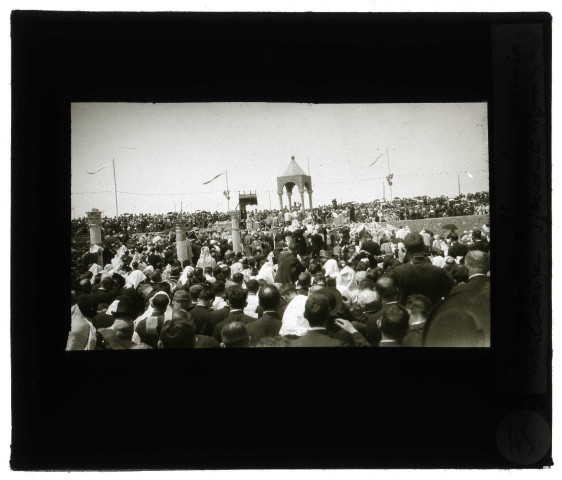 Congrès de Carthage (Tunisie), arrivée des officiels, et des musiciens militaires jouant des hymnes.