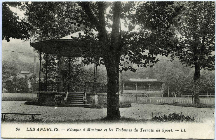 Andelys (Les). Kiosque à musique et les Tribunes du Terrain de sport.