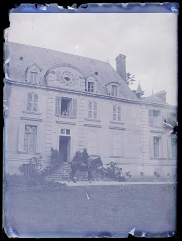 Homme à cheval au pied du perron du château d'Orgeville (Eure).