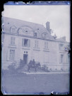 Homme à cheval au pied du perron du château d'Orgeville (Eure).
