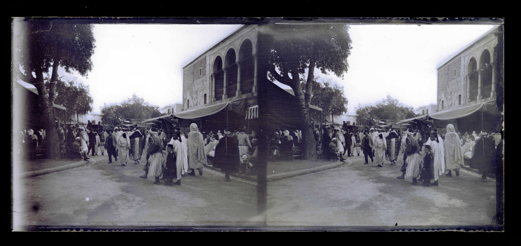 Hommes et enfants dans les ruelles d'un souk d'une ville algérienne.