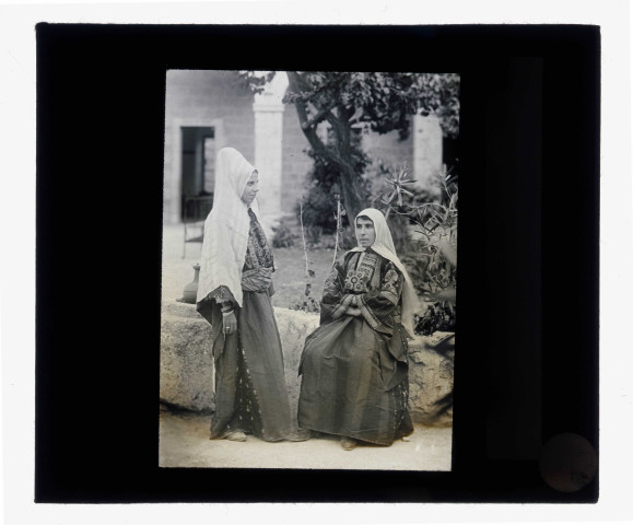 Femmes en costume traditionnel à Ourfa (Turquie).